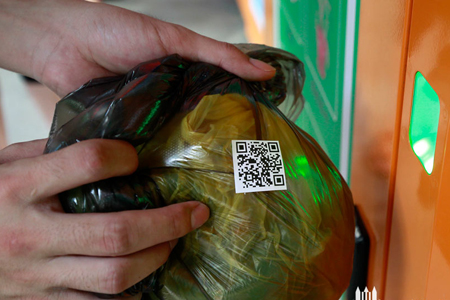 扫描垃圾袋上的二维码，，，，，翻开箱门，，，，，投放垃圾